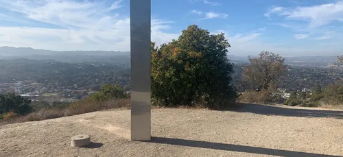 Toulouse : un mystérieux monolithe en métal découvert