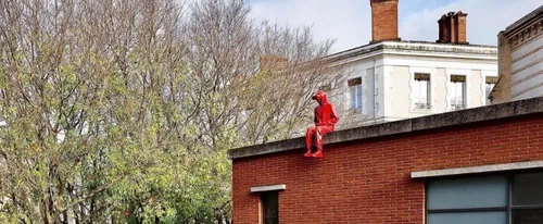 Une nouvelle statue rouge sur les toits de Toulouse de l'artiste...