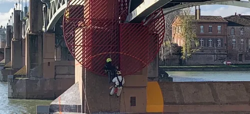 Une œuvre éphémère s'installe sur les piles d'un pont à Toulouse