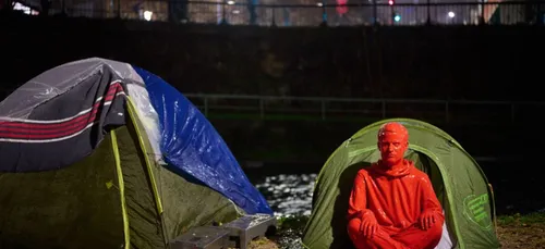 Une statue d’Emmanuel Macron installée dans un camp de sans-abri...