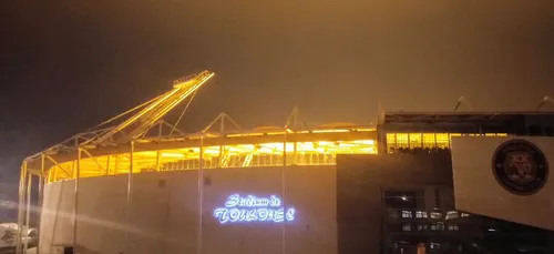 Le Stadium de Toulouse éclairé la nuit pour entretenir la pelouse