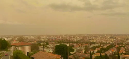Toulouse. Le ciel est jaunâtre, ocre, ce samedi matin : on vous dit...