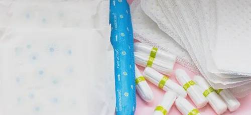 Des distributeurs gratuits de protections périodiques dans les...