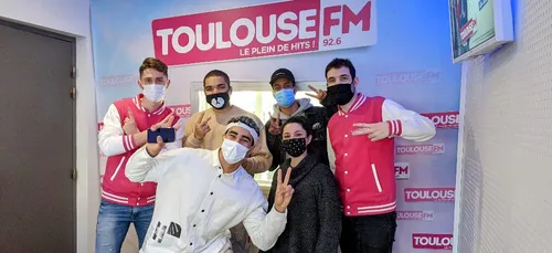 Superboumj débarque dans les studios de Toulouse FM pour faire une...