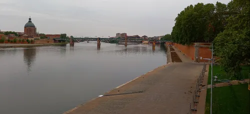 Les quais de la Garonne restent fermés dans le centre de Toulouse,...