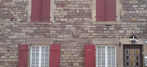 Surprise ! Il découvre un squelette humain en cassant un des murs...