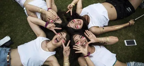 Faire un signe « Peace » sur vos photos risque de vous mettre en...