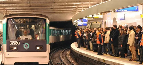 Métro parisien : Un homme agresse des voyageurs !