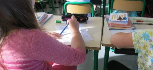 Fatiguée, cette institutrice scotche ses élèves à leur chaise !