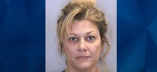 Incroyable ! Une mère s'incruste à la soirée de sa fille et couche...