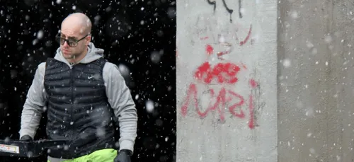 Ce nettoyeur professionnel efface gratuitement les graff' incitant...