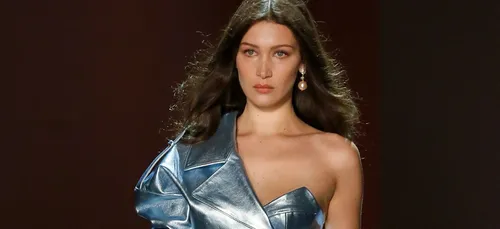 (Photo) Bella Hadid, seins nus pour le défilé Dior