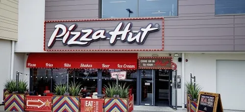 (Vidéo) Deux employés d'un Pizza Hut surpris par un client en train...