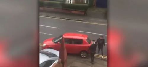 Il ne faut jamais prendre la place de parking d'une femme, regardez...