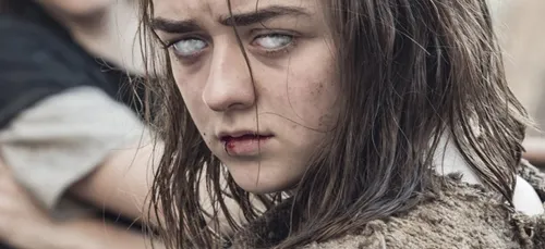 Maisie Williams de Game Of Thrones, part en guerre contre les...