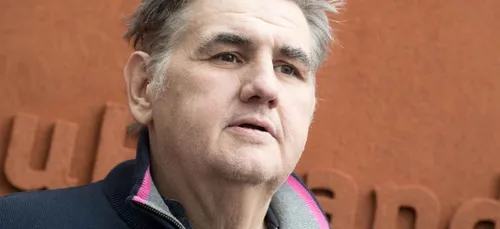 Pierre ménès est tout simplement devenu méconnaissable ! (Vidéo)