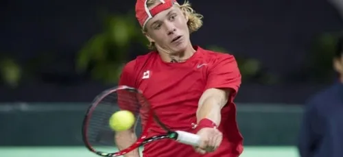 Un joueur de tennis envoi une balle ... en plein sur l'arbitre !...