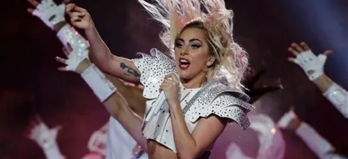 Oups ! Lady Gaga en montre un peu trop son intimité.. lors du...