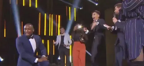 Tonio life : Il demande sa copine en mariage en pleine cérémonie !...