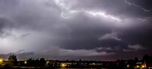 Inexplicable : Une étrange lumière rouge à traversé le ciel du Var...