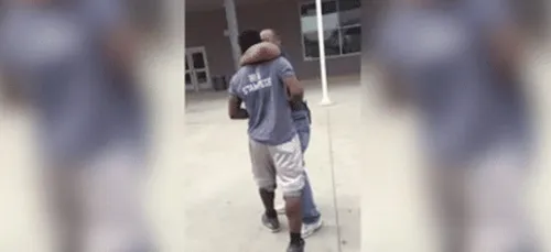 Un agent de sécurité se fait retourner par un lycéen ! (Vidéo)