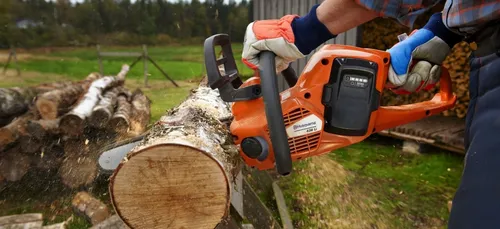 Pour se faire servir à boire cet homme sort ... la tronçonneuse !