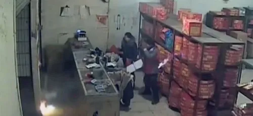 Ivre, il allume des feux d'artifice devant ... un magasin de feux...