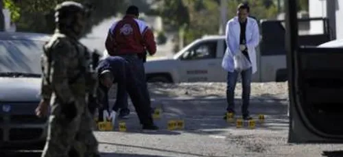 Un hélico mitraille un chef du cartel mexicain ... Impressionnant !...