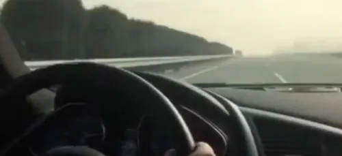 Un homme passe une marche arrière à 60km/h ! (Vidéo)