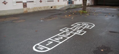 Un petit garçon de 5 ans a été surpris en train de mâchouiller un...