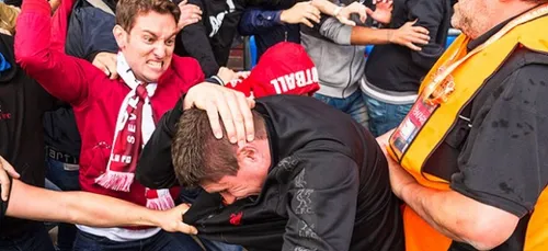 Il se prend des coups dans la mâchoire mais ne bouge pas d'un pouce...