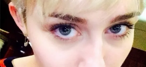 Miley Cyrus : Un nouveau tatouage sur la lèvre ! (photos)