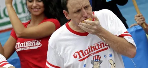 Il remporte le titre de plus gros mangeur de hot-dogs et demande sa...