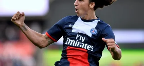 Zlatan arrive à pied, et repart en bolide !