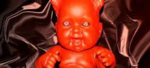 Caméra cachée: un bébé diabolique fait sursauter les passants de...