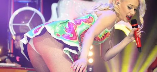 Iggy Azalea : son pantalon se déchire en plein show ! (Vidéo)