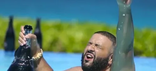 DJ Khaled célèbre son succès aux Bahamas ! (Vidéo)