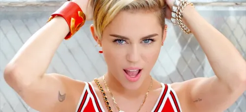 Miley Cirus vernit les ongles de son cochon ! (Photos)