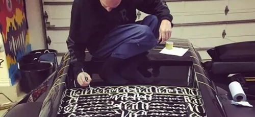 Chris Brown fait peindre les lyrics de 2Pac sur sa lambo !