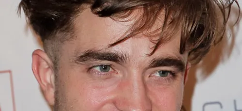 Robert Pattinson se fait une coupe mi-moine mi-ticket de métro !