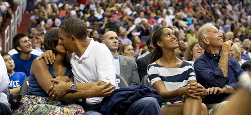 Son mec l'ignore, alors elle en embrasse un autre ! (Vidéo)