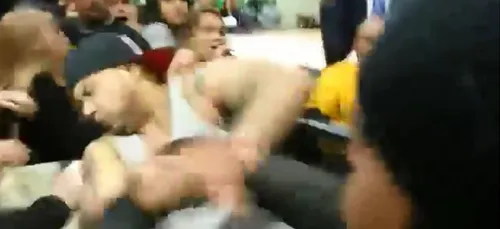 Un mec ivre se fait tabasser lors d'un show du Wu Tang !