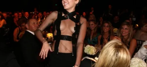 Miley Cirus, star d'un salon porno !