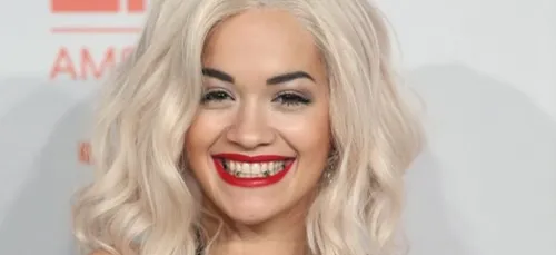 Rita Ora : en robe transparente pour les Oscars ! (Photos)