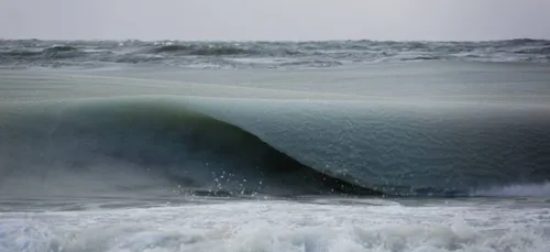 Aux Etats-Unis, le froid gèle les vagues ! (Photos)