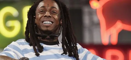 La police débarque en force chez Lil Wayne suite à un canular !...