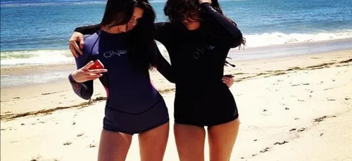 Kylie Jenner se vautre sur la plage ! (Vidéo)