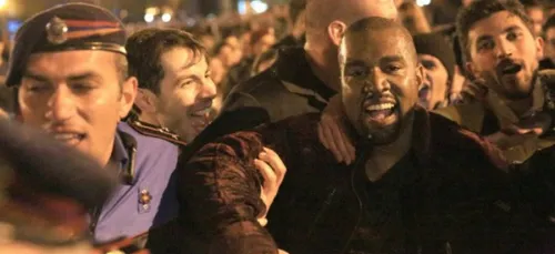 Kanye West tente de marcher sur l'eau ! (vidéo)