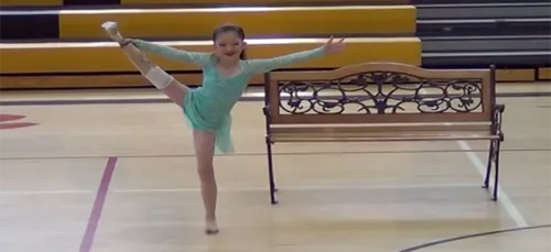 Amputé d'une jambe, une fille de 6 ans fait une prestation...