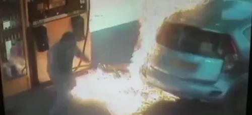 (Video) Il lui refuse une clope, elle met le feu à sa voiture